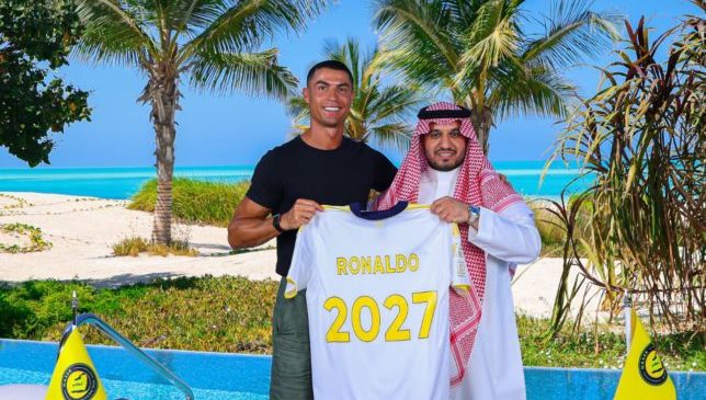 النصر يعلن تجديد عقد رونالدو رسميًا